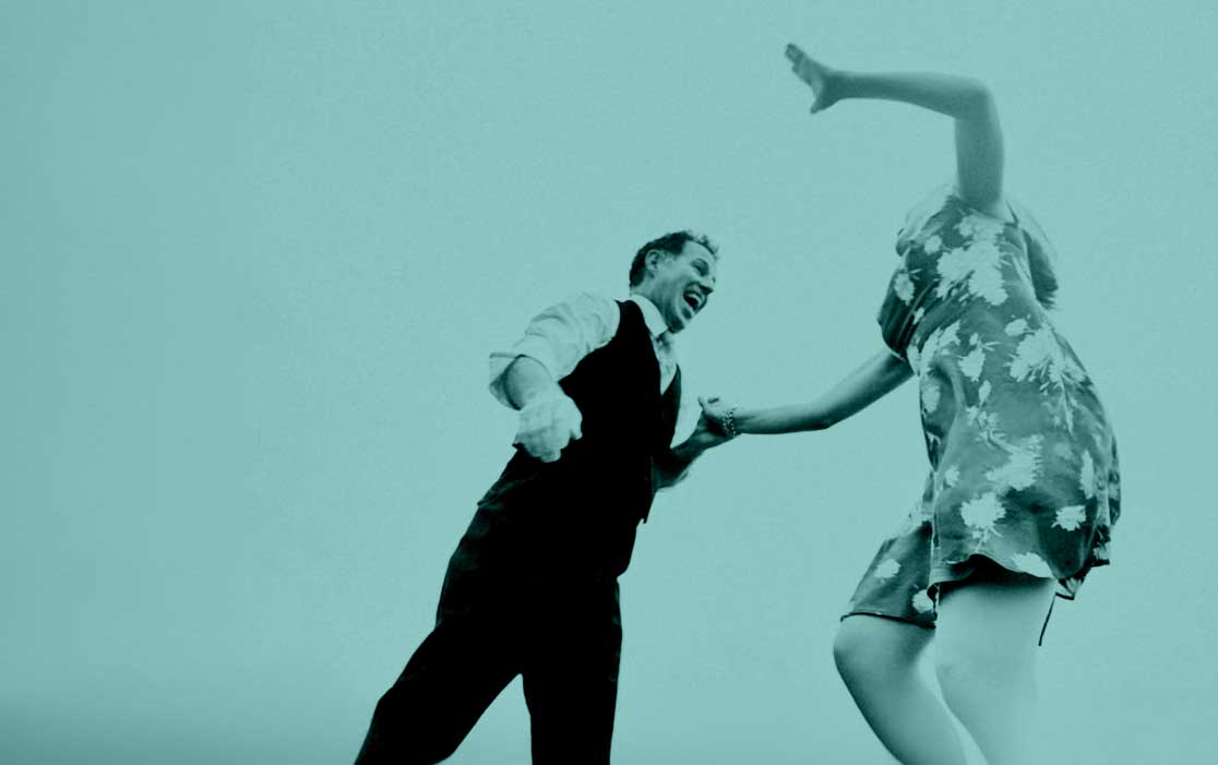 Tanzpaar in dynamischer West-Coast-Swing-Bewegung
